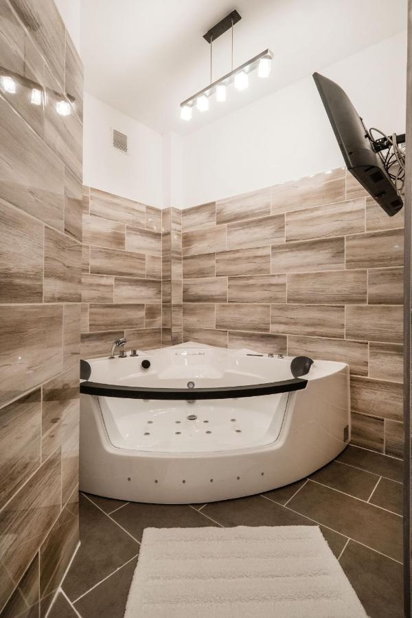 Jacuzzi And Privacy With 2 Balconies And Free Garage Budapeszt